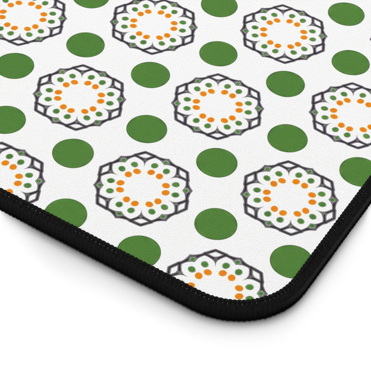 Floral Dot Desk Mat — Green & White Daisy Pattern